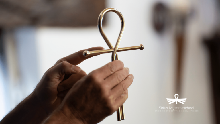 Ankh met gouden handjes 1 768x433