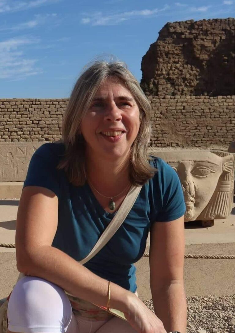 Veerle in Dendera 768x1086